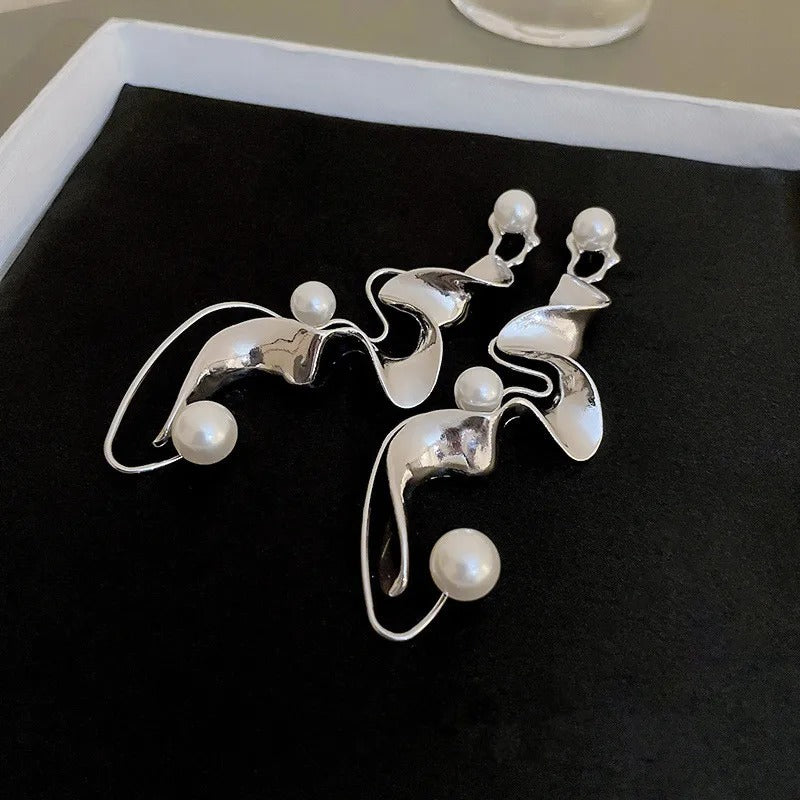 Brincos vintage abstratos em prata com pérolas