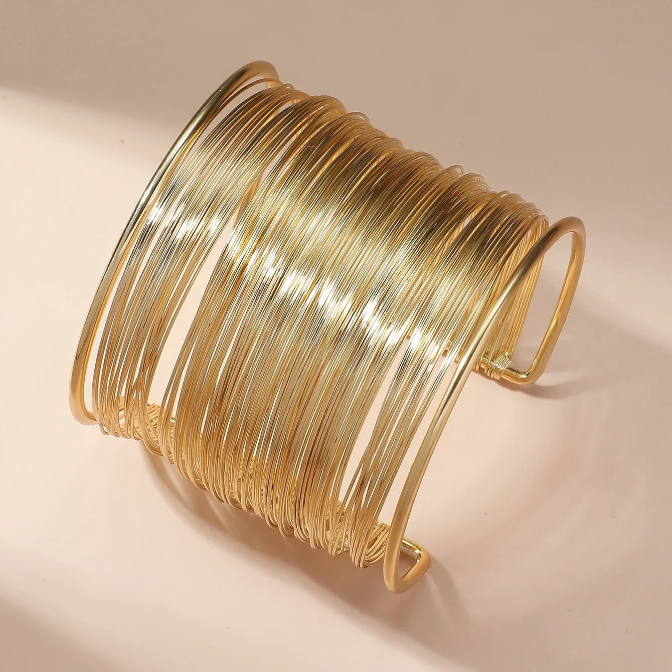 Pulseira aberta com espiral em ouro