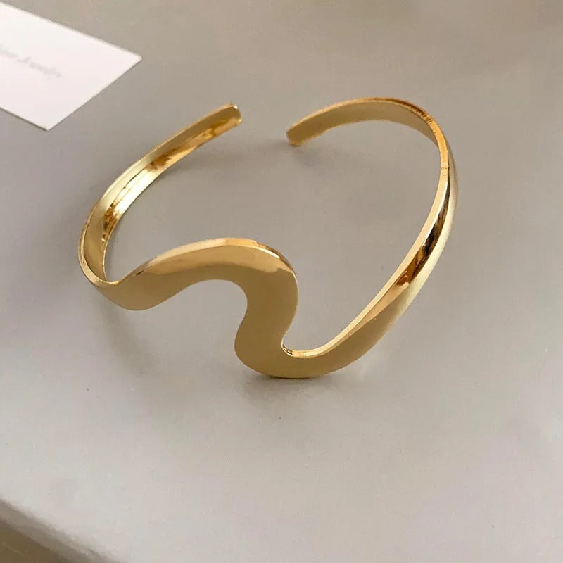 Pulseira clássica aberta com onda dourada