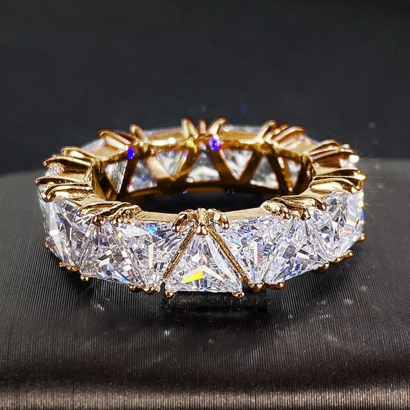 Anel Vintage Triangular com Pedras em Ouro