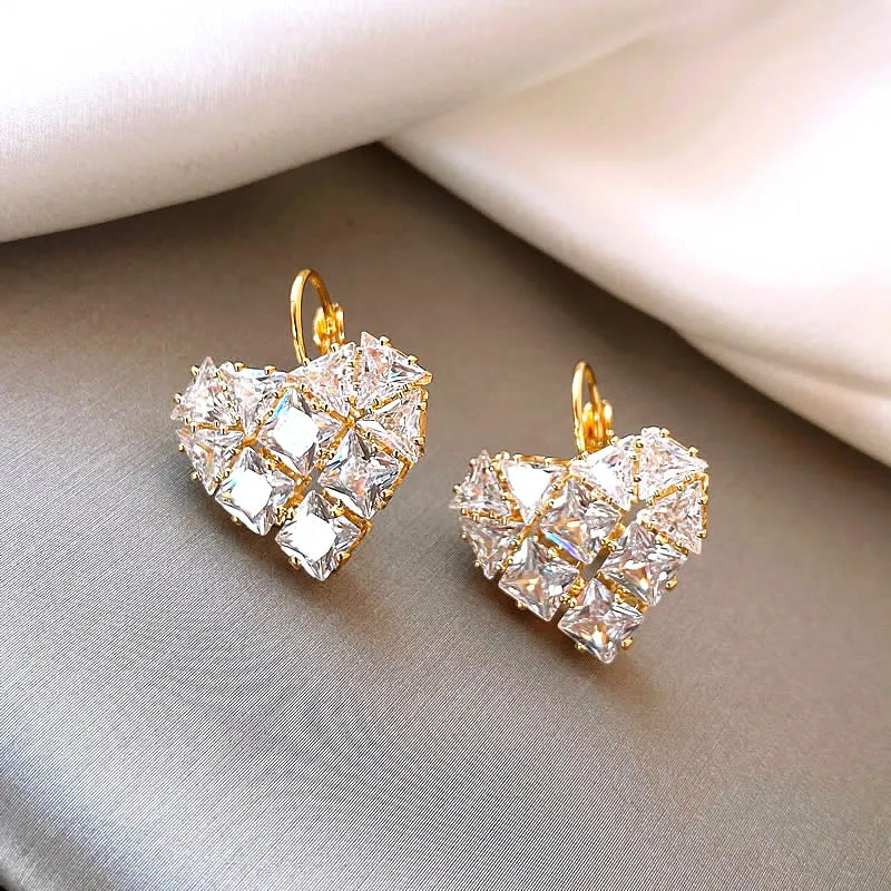 Brincos Vintage Dourados em Forma de Coração com Diamante
