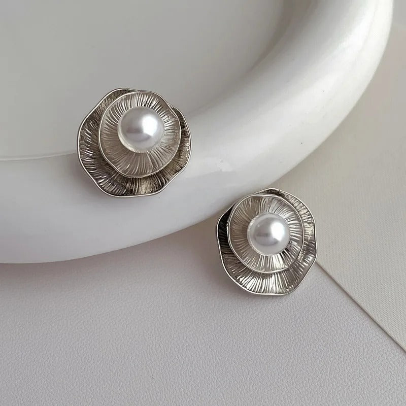 Brincos Vintage com Pérolas e Pétalas Prateadas