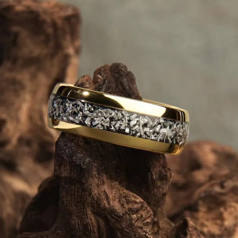 Anel com incrustações douradas brilhantes