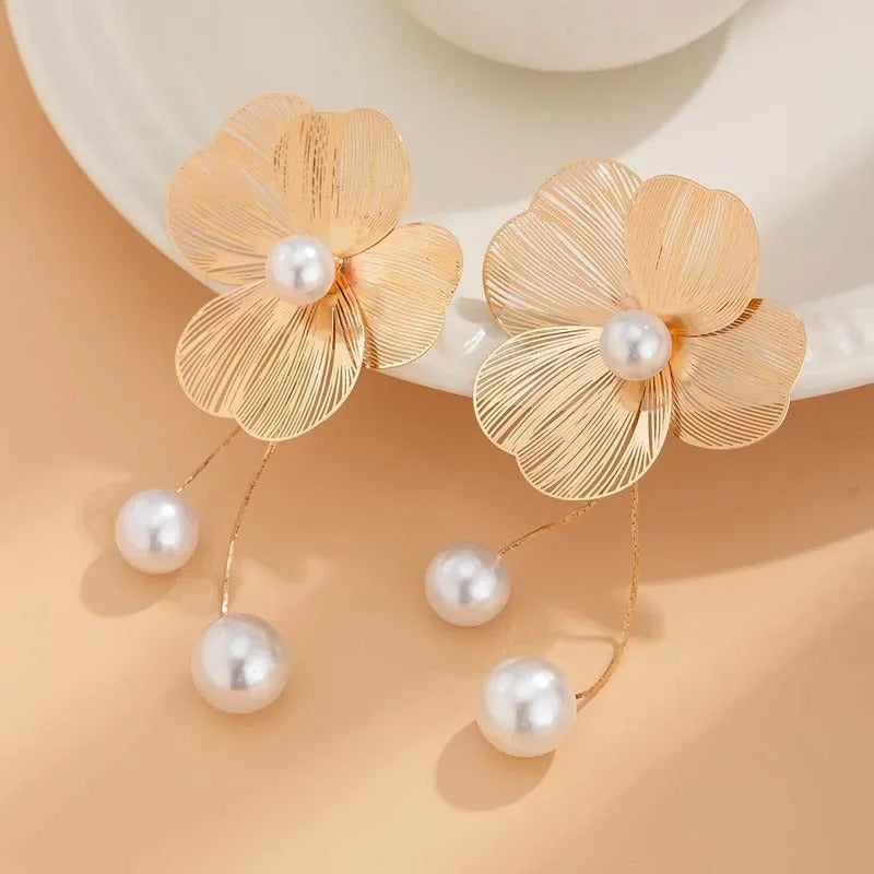 Brincos Vintage com Flores e Pérolas Douradas