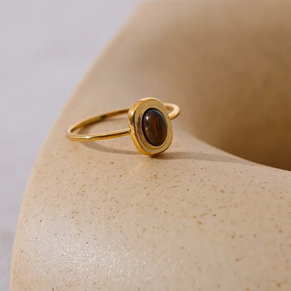 Anel vintage em ouro com pedra preciosa castanha