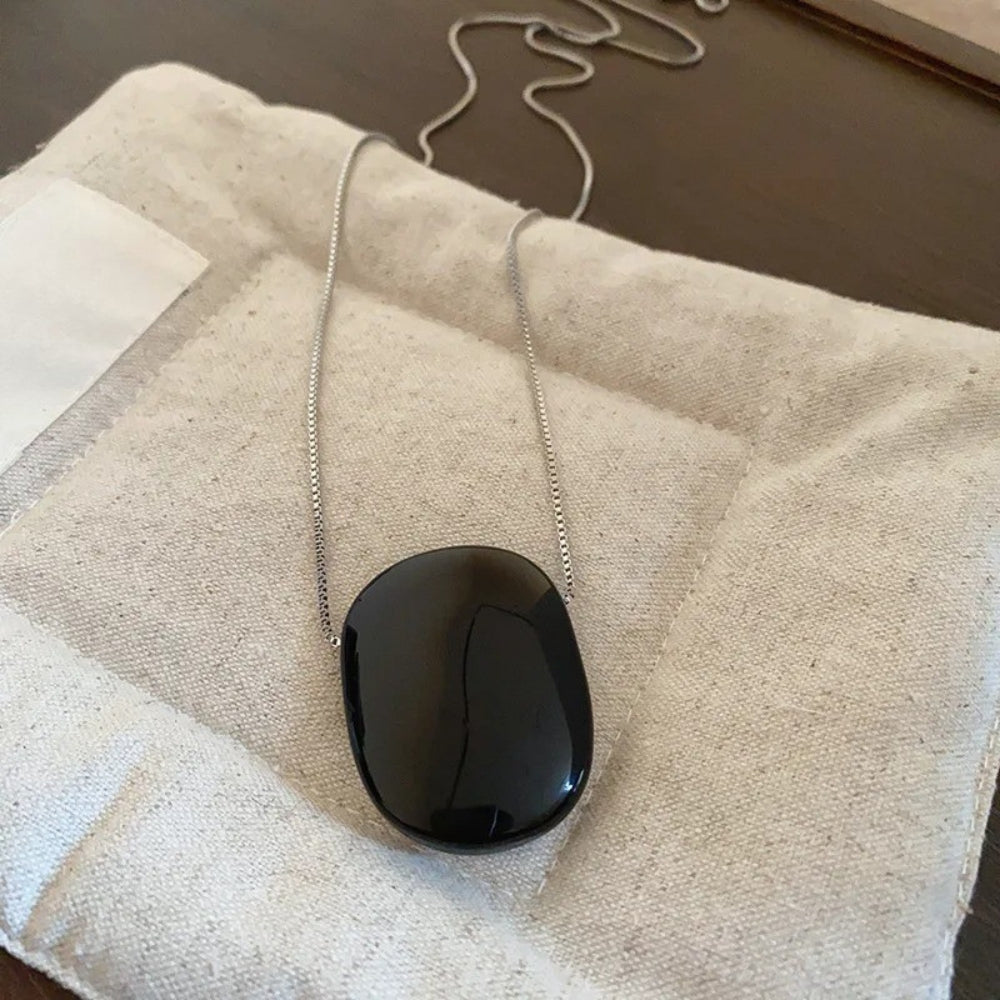 Colar Clássico com Corrente Prateada e Pedra Preta